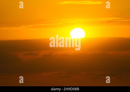 Szenischer orange Sonnenuntergang Himmel Hintergrund. Stockfoto