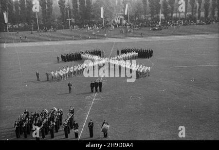 Zabrze, 1947-09. Stadion miejski (od 1948 r. Stadion Klubu Sportowego Górnik Zabrze). Sportowe wspó³zawodnictwo górnicze z udzia³em uczniów œl¹skich szkó³ przysposobienia przemys³owego. NZ. Pokazy na rozpoczêcie zawodów. bk/mgs PAP Dok³adny dzieñ wydarzenia nieustalony. Zabrze, September 1947. Das Stadtstadion (ab 1948 das Stadion des Gornik Zabrze Sports Club). Miner-Sportwettbewerb mit Beteiligung von Schülern der schlesischen Berufsbildungsschulen. Im Bild: Eine Show zu Beginn des Wettbewerbs. bk/mgs PAP Stockfoto