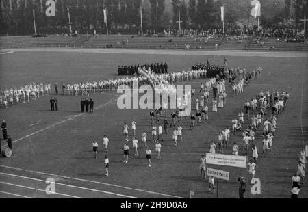 Zabrze, 1947-09. Stadion miejski (od 1948 r. Stadion Klubu Sportowego Górnik Zabrze). Sportowe wspó³zawodnictwo górnicze z udzia³em uczniów œl¹skich szkó³ przysposobienia przemys³owego. NZ. Pokazy na rozpoczêcie zawodów. bk/mgs PAP Dok³adny dzieñ wydarzenia nieustalony. Zabrze, September 1947. Das Stadtstadion (ab 1948 das Stadion des Gornik Zabrze Sports Club). Miner-Sportwettbewerb mit Beteiligung von Schülern der schlesischen Berufsbildungsschulen. Im Bild: Eine Show zu Beginn des Wettbewerbs. bk/mgs PAP Stockfoto