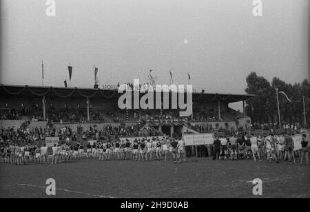 Zabrze, 1947-09. Stadion miejski (od 1948 r. Stadion Klubu Sportowego Górnik Zabrze). Sportowe wspó³zawodnictwo górnicze z udzia³em uczniów œl¹skich szkó³ przysposobienia przemys³owego. NZ. Pokazy na rozpoczêcie zawodów. bk/mgs PAP Dok³adny dzieñ wydarzenia nieustalony. Zabrze, September 1947. Das Stadtstadion (ab 1948 das Stadion des Gornik Zabrze Sports Club). Miner-Sportwettbewerb mit Beteiligung von Schülern der schlesischen Berufsbildungsschulen. Im Bild: Eine Show zu Beginn des Wettbewerbs. bk/mgs PAP Stockfoto