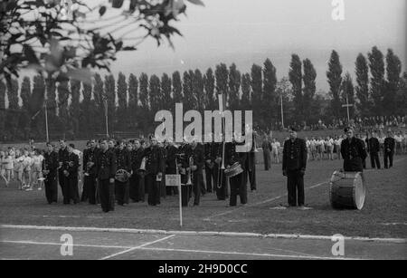 Zabrze, 1947-09. Stadion miejski (od 1948 r. Stadion Klubu Sportowego Górnik Zabrze). Sportowe wspó³zawodnictwo górnicze z udzia³em uczniów œl¹skich szkó³ przysposobienia przemys³owego. NZ. Pokazy na rozpoczêcie zawodów i wystêp orkiestry junaków. bk/mgs PAP Dok³adny dzieñ wydarzenia nieustalony. Zabrze, September 1947. Das Stadtstadion (ab 1948 das Stadion des Gornik Zabrze Sports Club). Miner-Sportwettbewerb mit Beteiligung von Schülern der schlesischen Berufsbildungsschulen. Im Bild: Eine Show zu Beginn des Wettbewerbs und die Aufführung eines Schülerbergwerks Stockfoto