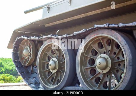 Nahaufnahme der Spuren des Tanks. Schwermetall-Gleis-Chassis des sowjetischen Panzers. Charkiw, Ukraine - August 23. 2021 Stockfoto