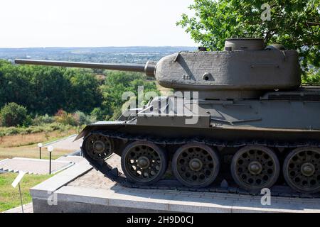 sowjetischer Panzer aus dem zweiten Weltkrieg T-34-85. Mittlerer Tank im Freilichtmuseum. Höhe Des Marschalls Konev. Altes Militärfahrzeug. Charkiw, Ukraine - August 2 Stockfoto