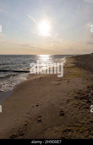 Der Blick auf den Strand von Zempin auf der Insel Usedom mit vielen Liegestühlen im Sommer Stockfoto