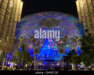 VAE, Dubai - 28. November 2021: Gasse vor dem Eingang zur World Expo 2020 Stockfoto