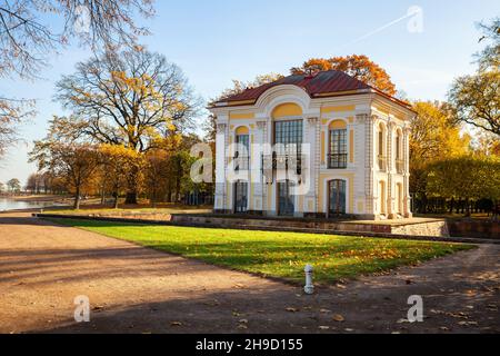 Peterhof, St. Petersburg, Russland - 06. Oktober 2021: Der Eremitage-Pavillon am Ufer des Finnischen Meerbusens im Unteren Peterhof-Park Stockfoto