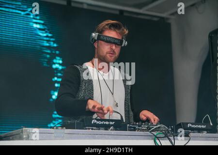 Odessa, Ukraine 1. September 2013: DJ Fenix (Alexzander Mamonov) bei der Arbeit im luxuriösen Nachtclub Ibiza während der Nachtparty. DJ feiern im Elite nig Stockfoto