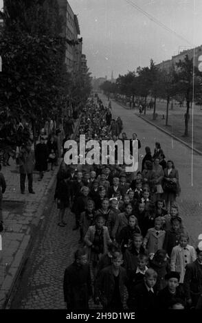 Warszawa, 1947-09-06. Uroczystoœci rozpoczêcia roku szkolnego. NZ. pochód m³odzie¿y szkolnej na ulicy Pu³awskiej. po/ms PAP Warschau, 6. September 1947. Der Beginn des neuen Schuljahres. Im Bild: Ein jugendmarsch auf der Pulawska Straße. po/ms PAP Stockfoto