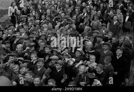 Warszawa, 1947-09-06. Uroczystoœci rozpoczêcia roku szkolnego. NZ. grupa m³odzie¿y szkolnej pozuje ekipie Polskiej Kroniki Filmowej. po/ms PAP Warschau, 6. September 1947. Schuljugend bei einer Feier zum Beginn des neuen Schuljahres. po/ms PAP Stockfoto