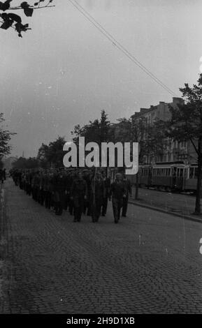 Warszawa, 1947-09-06. Uroczystoœci rozpoczêcia roku szkolnego. NZ. pochód m³odzie¿y szkolnej na ulicy Pu³awskiej. po/ms PAP Warschau, 6. September 1947. Der Beginn des neuen Schuljahres. Im Bild: Ein jugendmarsch auf der Pulawska Straße. po/ms PAP Stockfoto