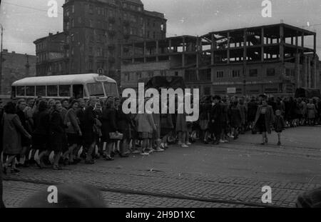 Warszawa, 1947-09-06. Uroczystoœci rozpoczêcia roku szkolnego. NZ. pochód m³odzie¿y szkolnej na ulicach miasta. po/ms PAP Warschau, 6. September 1947. Der Beginn des neuen Schuljahres. Im Bild: Jugendliche marschieren durch die Straßen der Stadt. po/ms PAP Stockfoto