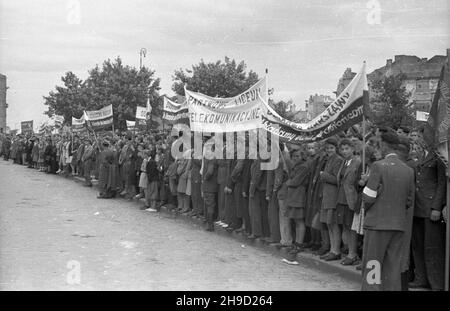 Warszawa, 1947-09-06. Uroczystoœci rozpoczêcia roku szkolnego. NZ. Wiec m³odzie¿y szkolnej na pl. Bankowym. po/ak PAP Warschau, 6. September 1947. Eröffnungszeremonien zum Schuljahr. Im Bild: Eine Studentenkundgebung auf dem Bankowy Square. po/ak PAP Stockfoto