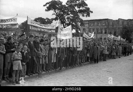 Warszawa, 1947-09-06. Uroczystoœci rozpoczêcia roku szkolnego. NZ. Wiec m³odzie¿y szkolnej na pl. Bankowym. po/ak PAP Warschau, 6. September 1947. Eröffnungszeremonien zum Schuljahr. Im Bild: Eine Studentenkundgebung auf dem Bankowy Square. po/ak PAP Stockfoto