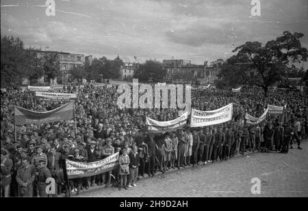 Warszawa, 1947-09-06. Uroczystoœci rozpoczêcia roku szkolnego. NZ. Wiec m³odzie¿y szkolnej na pl. Bankowym. po/ak PAP Warschau, 6. September 1947. Eröffnungszeremonien zum Schuljahr. Im Bild: Eine Studentenkundgebung auf dem Bankowy Square. po/ak PAP Stockfoto