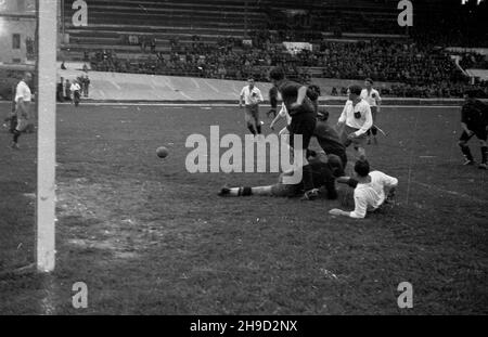 Warszawa, 1947-09-06. Mecz pi³karski miêdzy Reprezentacj¹ Robotnicz¹ Warszawy a szwajcarskim klubem Swiss Club Basel (FCB Basel) z Bazylei. Polacy wygrali spotkanie 5:0. NZ. akcja w polu bramkowym. po/ms PAP Warschau, 6. September 1947. Ein Fußballspiel zwischen dem Warsaw Worker Team und dem Swiss Club Basel (FCB Basel). Pole gewann 5 zu 0. Bild: Eine Aktion vor dem Zielfeld. po/ms PAP Stockfoto