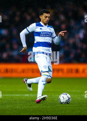 Andre Dozzell von Queens Park Rangers während des Sky Bet Championship-Spiels im Kiyan Prince Foundation Stadium, London, in Aktion. Bilddatum: Sonntag, 5. Dezember 2021. Stockfoto