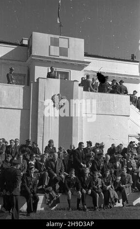 Warszawa, 1947-09-07. Obchody Œwiêta Lotnictwas. Przemawia prezydent Boles³aw Bierut. po/ak PAP Warschau, 9. September 1947. Der Tag Der Luftfahrt. Präsident Boleslaw Bierut hält eine Rede. po/ak PAP Stockfoto