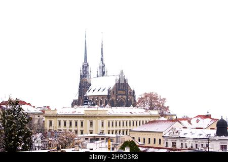 Panorama der Kathedrale von Petrov (Kathedrale von St. Peter und Paul) in Brünn im Winter mit weißem Hintergrund in extra großer Auflösung Stockfoto