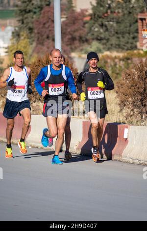 El Madher, Batna, Algerien - 12-04-2021: Läufer, die nach 22 km von Batna City nach El Madher Ci um den Sieg beim Medghacen International Marathon kämpfen Stockfoto