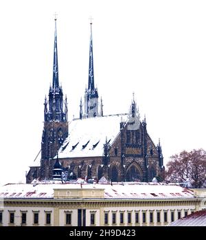 Petrow Kathedrale (Kathedrale St. Peter und Paul) in Brünn im Winter mit weißem Hintergrund in extra großer Auflösung Stockfoto