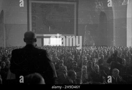 Stettin, 1947-09-07. Trzeci Zjazd Przemys³owy Ziem Odzyskanych. Obrady w gmachu Muzeum Morskiego. NZ. Przemawia Premier Józef Cyrankiewicz. po/ms PAP Stettin, 7. September 1947. Der Industriekongress der wiedergewonnenen Territorien 3rd im Schifffahrtsmuseum. Im Bild: Rede von Premierminister Jozef Cyrankiewicz. po/ms PAP Stockfoto