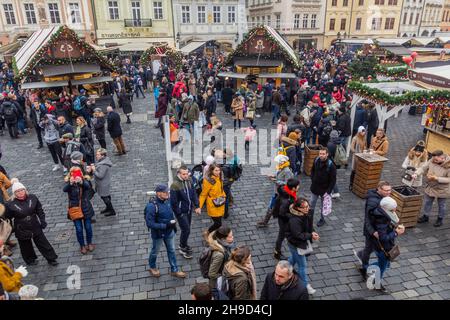 PRAG, TSCHECHIEN - 22. DEZEMBER 2019: Die Menschen besuchen den Weihnachtsmarkt auf dem Altstädter Ring in Prag, Tschechien Stockfoto