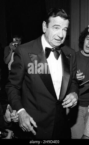 Walter Matthau beim jährlichen Stag Roast der Stadt der Hoffnung zu Ehren von Pat McCormick im Beverly Hilton Hotel am 5. November 1981. Quelle: Ralph Dominguez/MediaPunch Stockfoto
