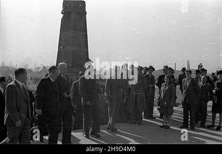 Stettin, 1947-09-07. Trzeci Zjazd Przemys³owy Ziem Odzyskanych. NZ. Uczestnicy Zjazdu po zakoñczeniu defilady na Wa³ach Chrobrego. po/ms PAP Stettin, 7. September 1947. Der Industriekongress der wiedergewonnenen Territorien von 3rd. Im Bild: kongressteilnehmer nach der Parade am Chrobry-Ufer. po/ms-PAP Stockfoto