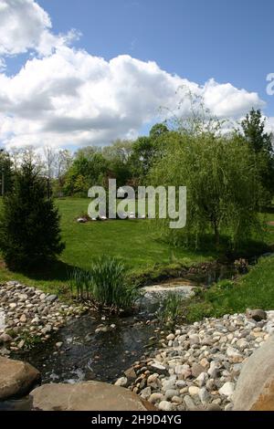 Schöner Bach in Sayen Botanical Gardens, Hamilton, NJ, USA Stockfoto