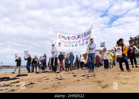 Protestierende in Margate demonstrieren gegen mehrfache Freisetzung von unbehandeltem Abwasser durch Südwasser, Oktober 2021. Diese Freisetzungen haben bei zahlreichen Gelegenheiten zur Schließung der Strände von Thanet geführt. Stockfoto