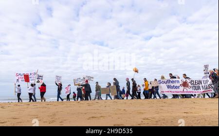 Protestierende in Margate demonstrieren gegen mehrfache Freisetzung von unbehandeltem Abwasser durch Südwasser, Oktober 2021. Diese Freisetzungen haben bei zahlreichen Gelegenheiten zur Schließung der Strände von Thanet geführt. Stockfoto