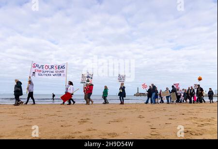 Protestierende in Margate demonstrieren gegen mehrfache Freisetzung von unbehandeltem Abwasser durch Südwasser, Oktober 2021. Diese Freisetzungen haben bei zahlreichen Gelegenheiten zur Schließung der Strände von Thanet geführt. Stockfoto