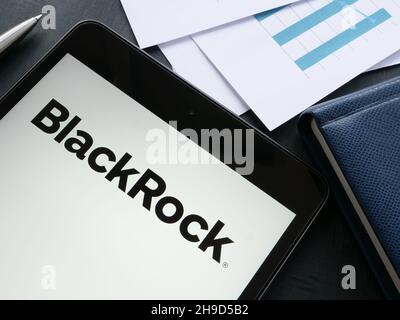 KIEW, UKRAINE - 21. Oktober 2021. Tablet mit BlackRock Logo und Papieren. Stockfoto