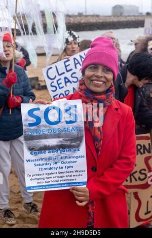 Protestierende in Ramsgate demonstrieren gegen mehrfache Freisetzung von unbehandeltem Abwasser durch Südwasser, Oktober 2021. Diese Freisetzungen haben bei zahlreichen Gelegenheiten zur Schließung der Strände von Thanet geführt. Stockfoto