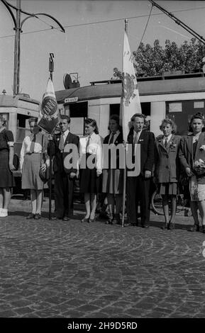 Warszawa, 1947-09-14. Uroczystoœci w trzeci¹ rocznicê wyzwolenia dzielnicy Praga przez wojska polskie i radzieckie. NZ. Poczty sztandarowe organizacji m³odzie¿owych przy pêtli tramwajowej na Goc³awku. po/mgs PAP Warschau, 14. September 1947. Zeremonien zum 3rd. Jahrestag der Befreiung des Bezirks Praga durch polnische und sowjetische Armeen. Im Bild: Farbige Parties von Jugendorganisationen an einer Straßenbahnhaltestelle im Bezirk Goclawek. po/mgs PAP Stockfoto