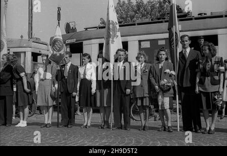 Warszawa, 1947-09-14. Uroczystoœci w trzeci¹ rocznicê wyzwolenia dzielnicy Praga przez wojska polskie i radzieckie. NZ. Poczty sztandarowe organizacji m³odzie¿owych przy pêtli tramwajowej na Goc³awku. po/mgs PAP Warschau, 14. September 1947. Zeremonien zum 3rd. Jahrestag der Befreiung des Bezirks Praga durch polnische und sowjetische Armeen. Im Bild: Farbige Parties von Jugendorganisationen an einer Straßenbahnhaltestelle im Bezirk Goclawek. po/mgs PAP Stockfoto