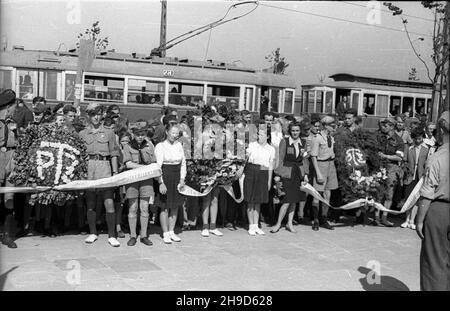 Warszawa, 1947-09-14. Uroczystoœci w trzeci¹ rocznicê wyzwolenia dzielnicy Praga przez wojska polskie i radzieckie. NZ. Delegacje harcerskie z wieñcami ufundowanymi przez Towarzystwo Przyjació³ ¯o³nierza. po/mgs PAP Warschau, 14. September 1947. Feierlichkeiten zum 3rd. Jahrestag der Befreiung des Bezirks Praga durch polnische und sowjetische Soldaten. Im Bild: pfadfinderdelegationen mit Kränzen der Soldier Friends Society. po/mgs PAP Stockfoto