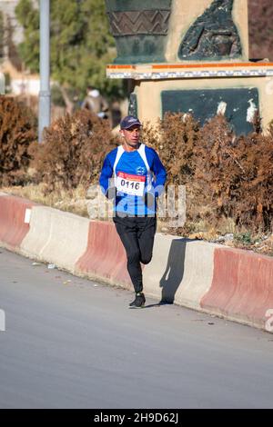 El Madher, Batna, Algerien - 12-04-2021: Läufer, die nach 22 km von Batna City nach El Madher Ci um den Sieg beim Medghacen International Marathon kämpfen Stockfoto