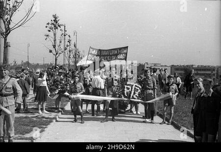 Warszawa, 1947-09-14. Uroczystoœci w trzeci¹ rocznicê wyzwolenia dzielnicy Praga przez wojska polskie i radzieckie. NZ. Delegacje harcerskie z wieñcami ufundowanymi przez Towarzystwo Przyjació³ ¯o³nierza. po/mgs PAP Warschau, 14. September 1947. Feierlichkeiten zum 3rd. Jahrestag der Befreiung des Bezirks Praga durch polnische und sowjetische Soldaten. Im Bild: pfadfinderdelegationen mit Kränzen der Soldier Friends Society. po/mgs PAP Stockfoto