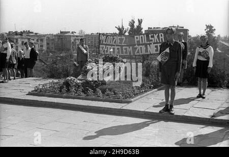 Warszawa, 1947-09-14. Uroczystoœci w trzeci¹ rocznicê wyzwolenia dzielnicy Praga przez wojska polskie i radzieckie. NZ. Uczniowie trzymaj¹ wartê przy pomniku ¿o³nierzy poleg³ych na Przyczó³ku Czerniakowskim. po/mgs PAP Warschau, 14. September 1947. Feierlichkeiten zum 3rd. Jahrestag der Befreiung des Bezirks Praga durch polnische und sowjetische Soldaten. Im Bild: Schüler auf Wache vor einem Denkmal für gefallene Soldaten in Przyczolek Czerniakowski. po/mgs PAP Stockfoto