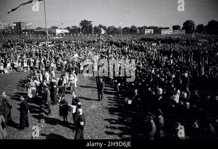 Opole, 1947-09-14. Ogólnopolskie obchody Œwiêta Plonów, do¿ynki. Uroczystoœci na miejskich b³oniach. NZ. Delegacje ch³opskie i ¿o³nierskie. po/mgs PAP Opole, 14. September 1947. Nationale Erntefeiern in den Vororten von Opole. Im Bild: Delegationen von Bauern und Soldaten. po/mgs PAP Stockfoto