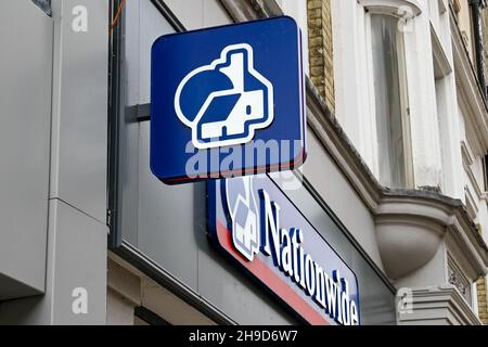 Oxford, England - 2021. Juni: Schild über dem Eingang zu einer Zweigstelle der Nationwide Building Society Stockfoto