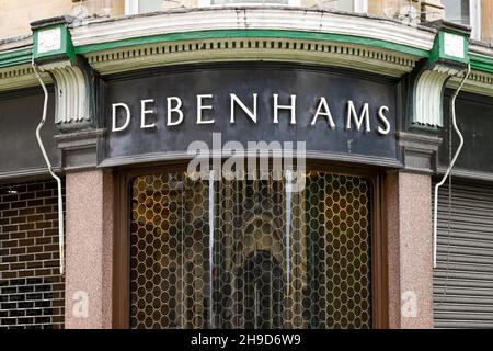 Borunemouth, England - Juni 2021: schild an der Außenseite des ehemaligen Debenhams Kaufhauses im Stadtzentrum Stockfoto