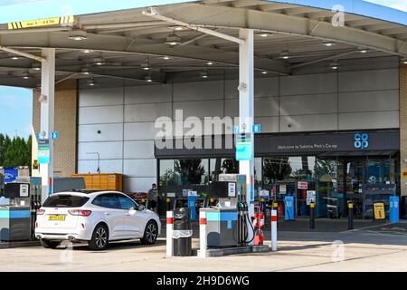 Amesbury, England - Juni 2021: Vorplatz einer Tankstelle und eines von Co-op Stores betriebenen Convenience Stores Stockfoto