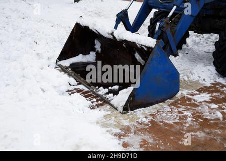 Schneeräumgeräte entfernen nach einem Schneefall Schnee von einer Stadtstraße Stockfoto