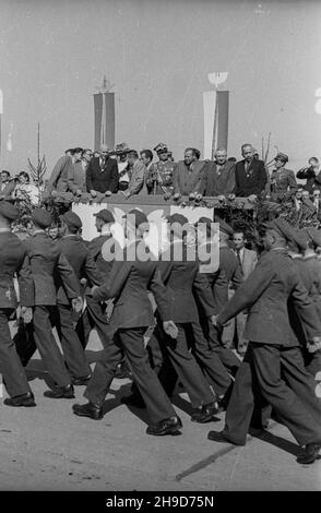 Opole, 1947-09-14. Ogólnopolskie obchody Œwiêta Plonów, do¿ynki. Defilada na miejskich b³oniach. NZ. Uczniowie szkó³ rolniczych. po/mgs PAP Opole, 14. September 1947. Ganz Polen Erntefest. Eine Parade auf dem Common. Im Bild: Studenten der landwirtschaftlichen Hochschulen. po/mgs PAP Stockfoto