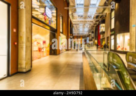 verschwommenes Bild der Shopping Mall und Menschen Stockfoto