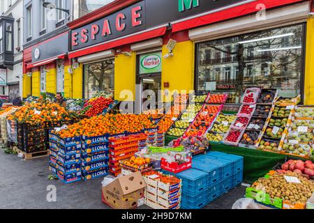 BRÜSSEL, BELGIEN - 18. DEZEMBER 2018: Obst- und Gemüseladen in Brüssel, der Hauptstadt Belgiens Stockfoto