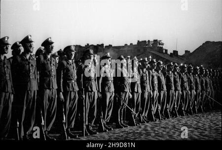 Warszawa, 1947-09-16. Trzecia rocznica desantu ¿o³nierzy 1 Dywizji Wojska Polskiego im. T. Koœciuszki na lewym brzegu Wis³y. NZ. apel poleg³ych na Przyczó³ku Czerniakowskim. bk/mgs PAP Warschau, 16. September 1947. Der 3rd. Jahrestag der Landung der Soldaten der polnischen Armee Tadeusz Kostjuschko 1st Division auf dem linken Ufer der Weichsel. Im Bild: Aufruf einer Ehrenrolle auf Przyczolek Czerniakowski. bk/mgs PAP Stockfoto