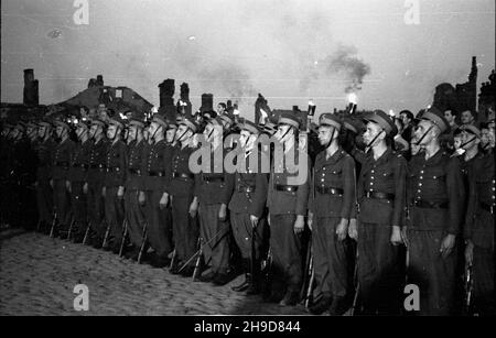 Warszawa, 1947-09-16. Trzecia rocznica desantu ¿o³nierzy 1 Dywizji Wojska Polskiego im. T. Koœciuszki na lewym brzegu Wis³y. NZ. apel poleg³ych na Przyczó³ku Czerniakowskim. bk/mgs PAP Warschau, 16. September 1947. Der 3rd. Jahrestag der Landung der Soldaten der polnischen Armee Tadeusz Kostjuschko 1st Division auf dem linken Ufer der Weichsel. Im Bild: Aufruf einer Ehrenrolle auf Przyczolek Czerniakowski. bk/mgs PAP Stockfoto